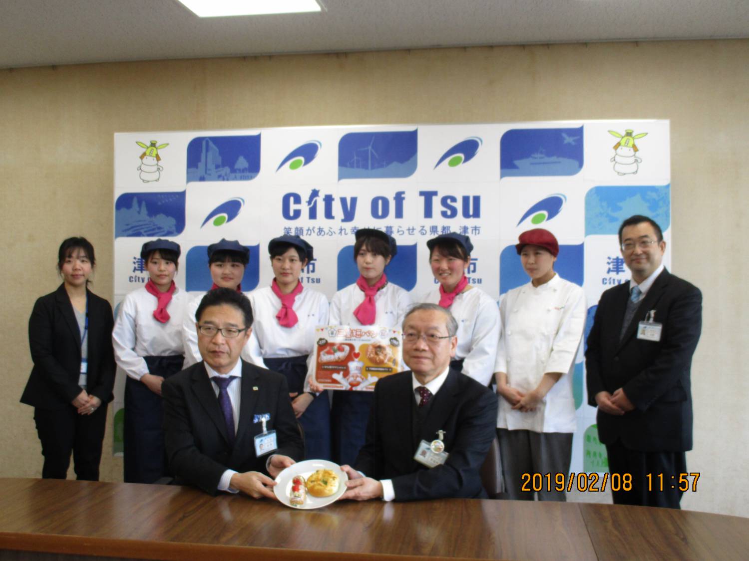 三重短パン完成を市長に試食していただきました